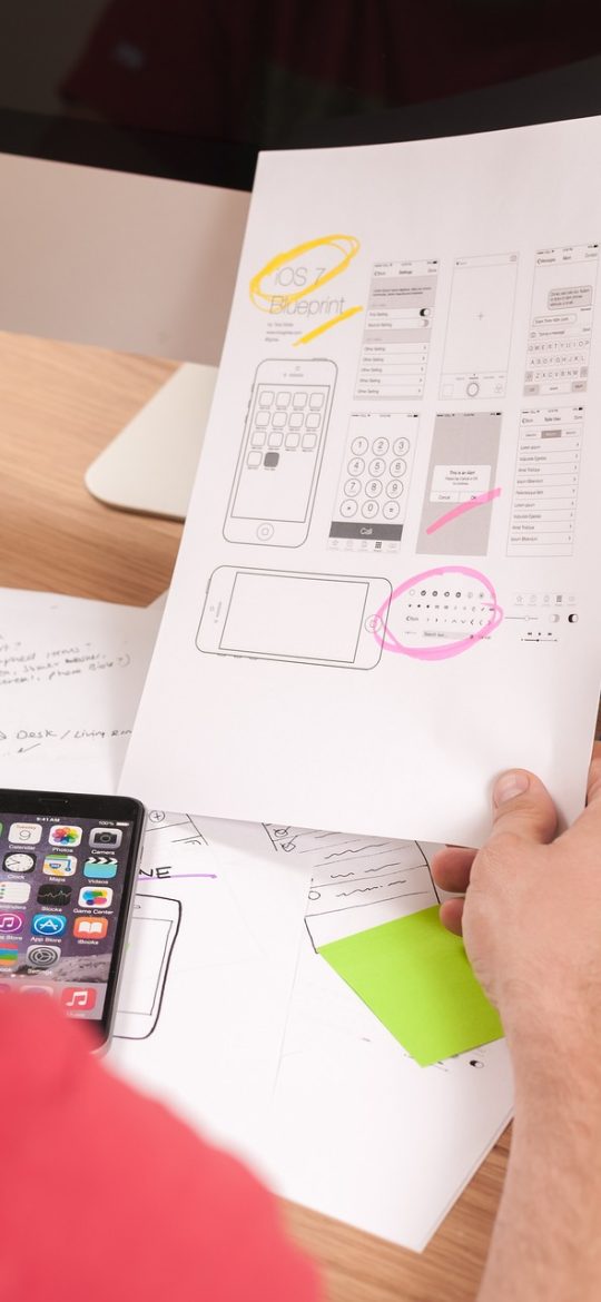 来漫画 App 首页界面截图，顶部搜索框与今日推荐轮播，下方双列漫画封面展示，珊瑚粉与奶白色调